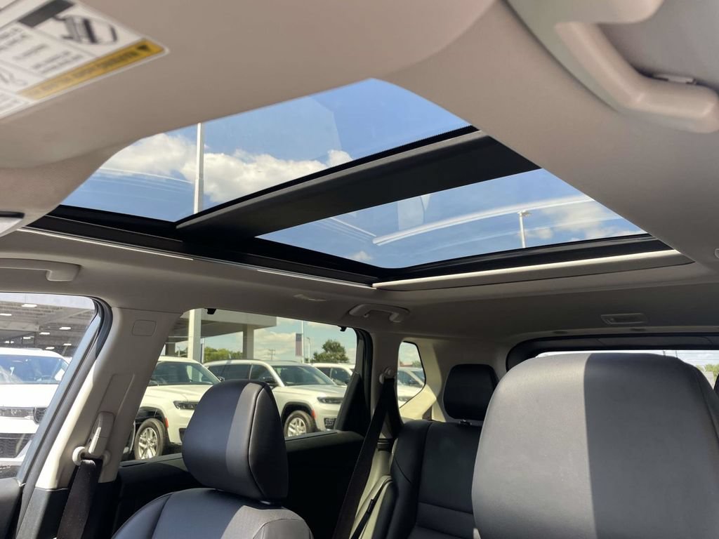 Used 2025 Nissan Rogue SV w/ SV Premium Package FWD image 28