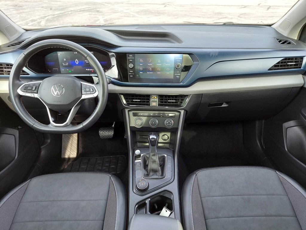 Used 2022 Volkswagen Taos SE w/ Panoramic Sunroof Package image 2