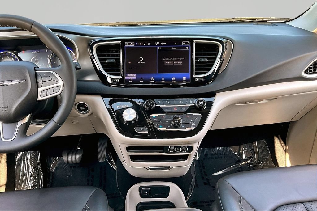 Used 2024 Chrysler Pacifica Touring-L FWD image 10