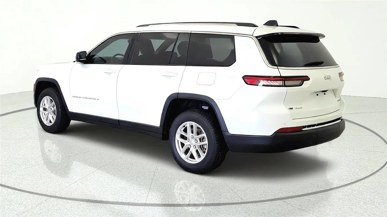 Used 2022 Jeep Grand Cherokee L Laredo w/ Luxury Tech Group I AWD/4WD image 4