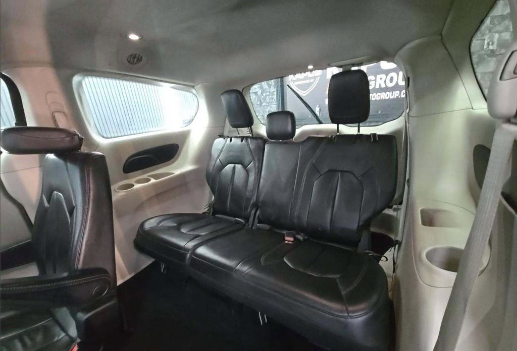 Used 2017 Chrysler Pacifica Touring-L image 6