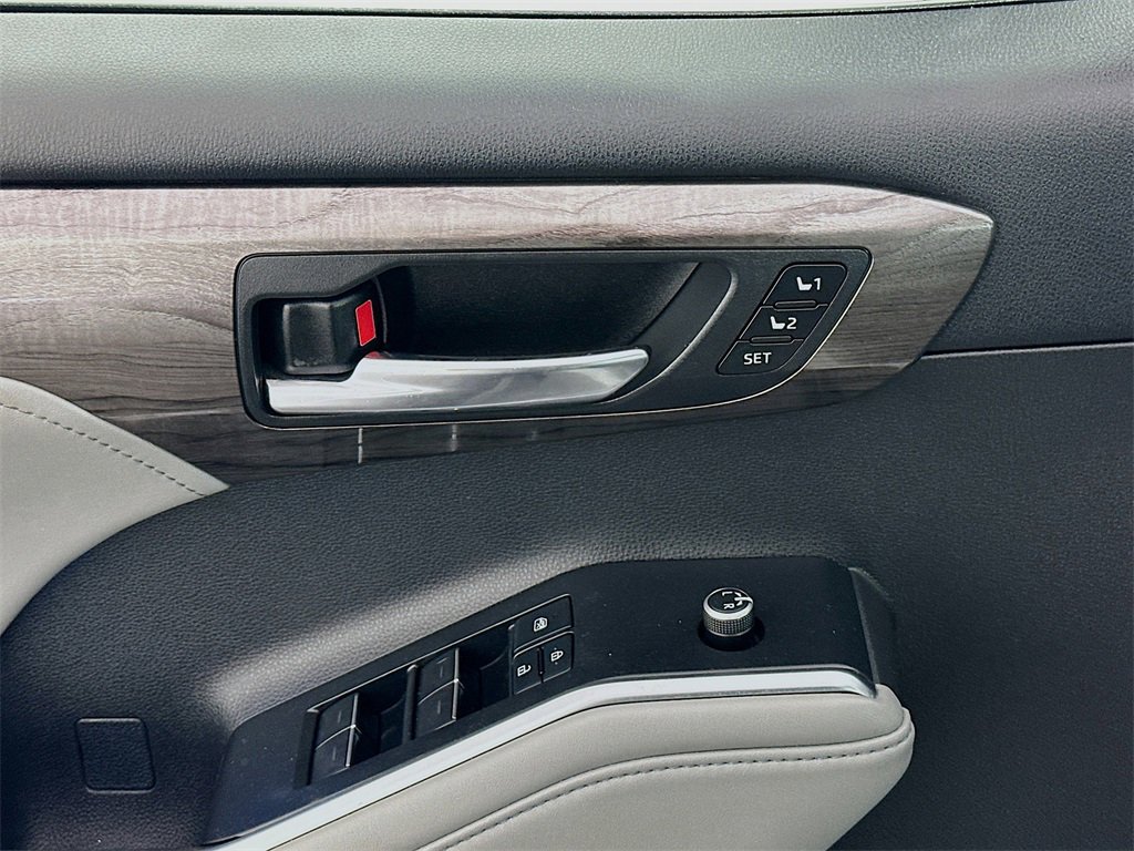 Used 2022 Toyota Highlander Limited image 18