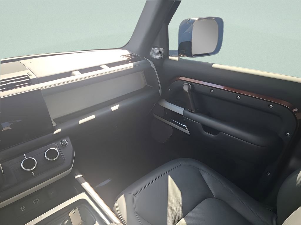 Used 2023 Land Rover Defender 130 First Edition image 3