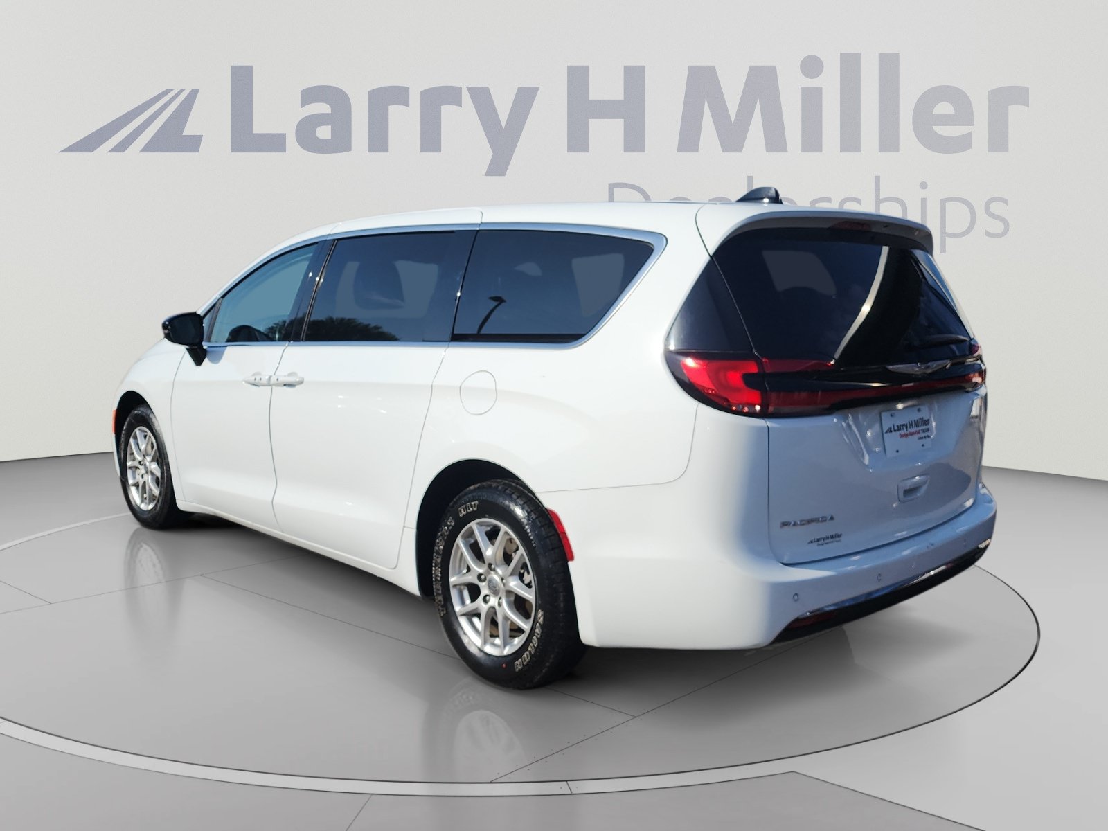 Used 2024 Chrysler Pacifica Touring-L FWD image 3