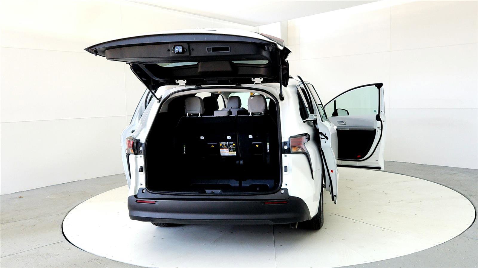 Used 2025 Toyota Sienna LE AWD/4WD image 11