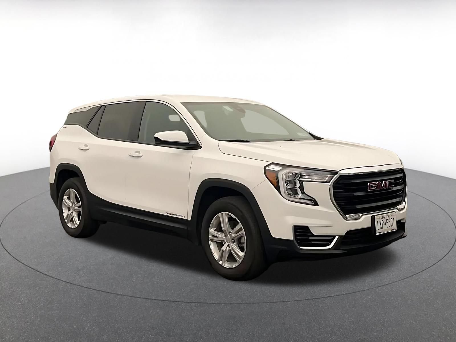 Used 2024 GMC Terrain SLE FWD image 2