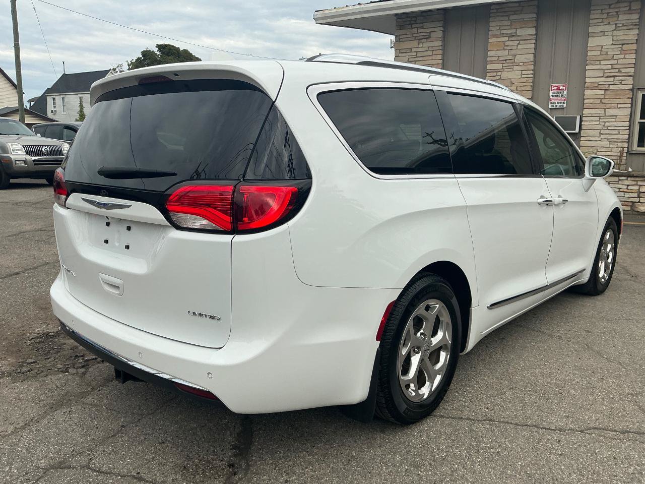 Used 2018 Chrysler Pacifica Limited FWD image 4