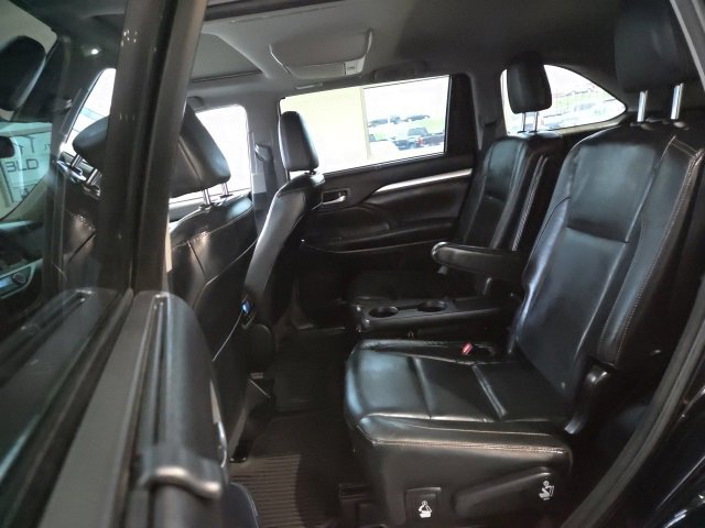 Used 2016 Toyota Highlander XLE image 11
