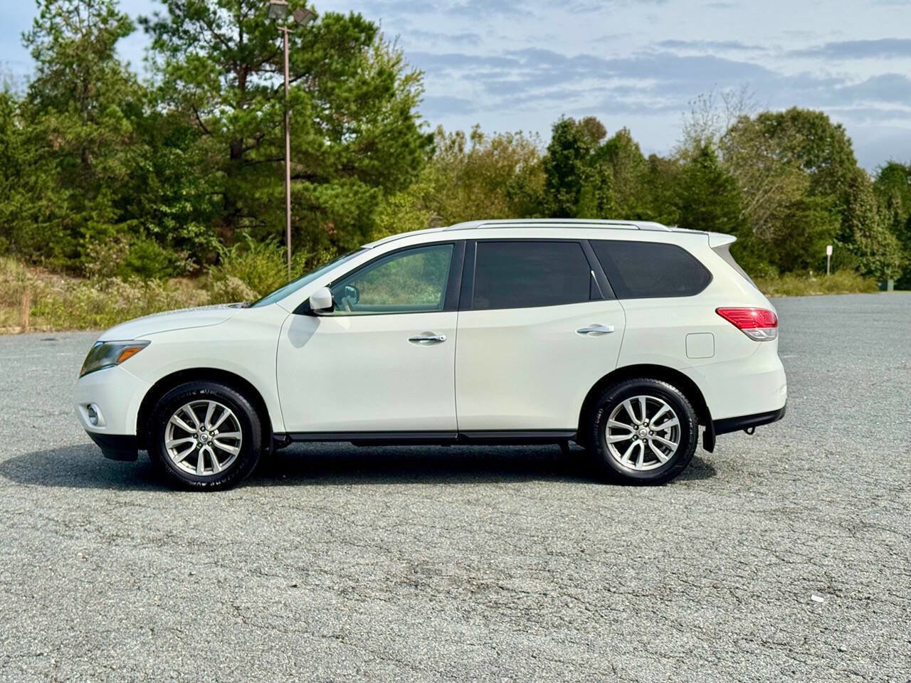 Used 2014 Nissan Pathfinder SV image 10