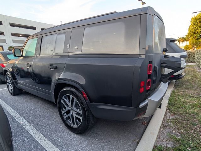 Used 2023 Land Rover Defender 130 SE image 9