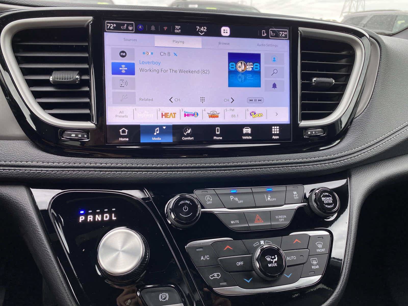 New 2027 Chrysler Pacifica Select AWD/4WD image 10