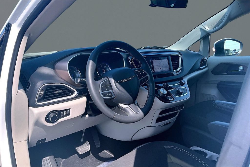 Used 2022 Chrysler Voyager LX FWD image 12