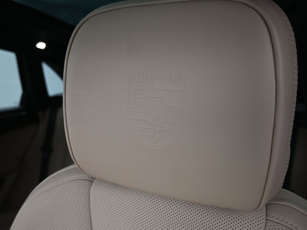 Certified 2023 Porsche Macan AWD/4WD image 10