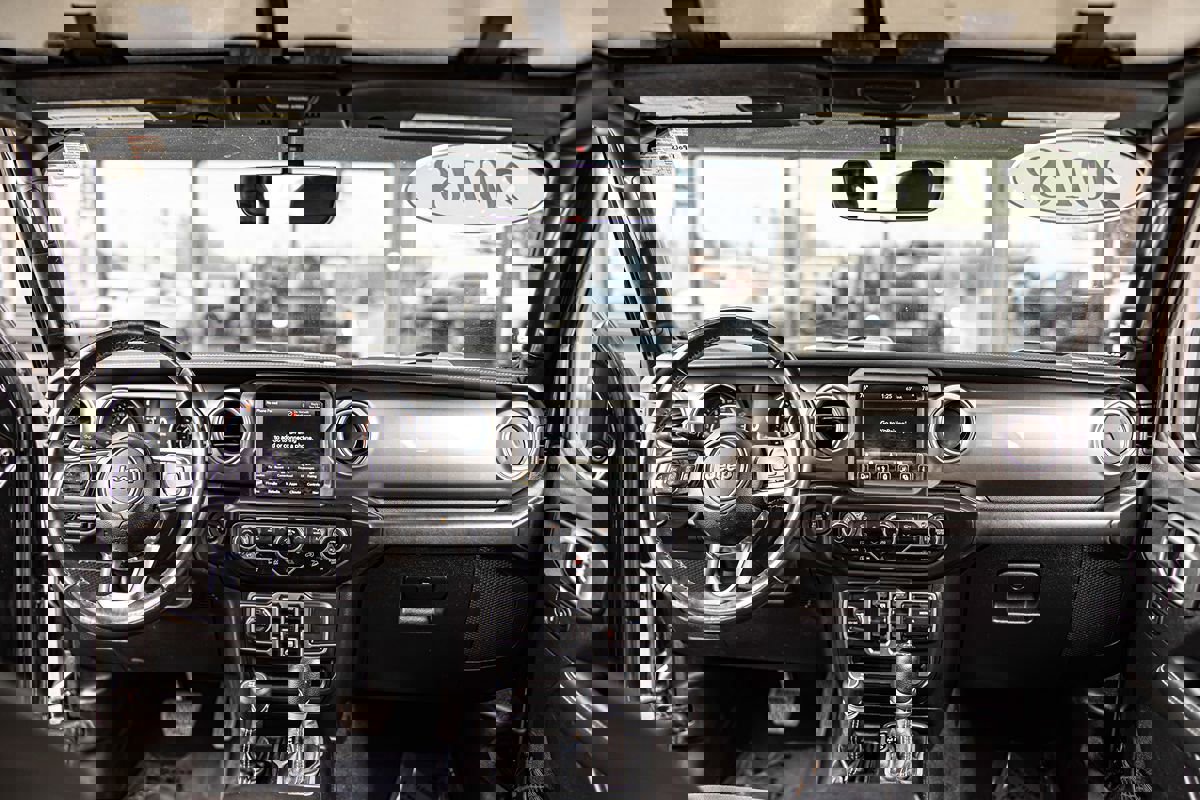 Used 2018 Jeep Wrangler Unlimited Sahara image 34