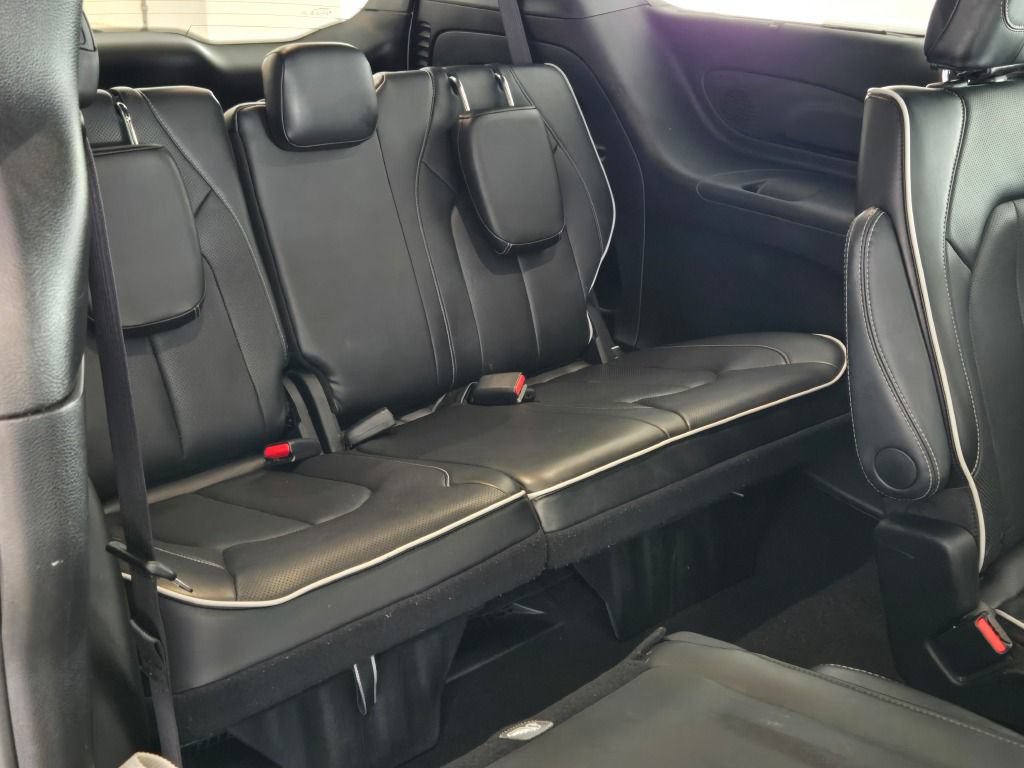 Used 2025 Chrysler Pacifica Limited FWD image 10