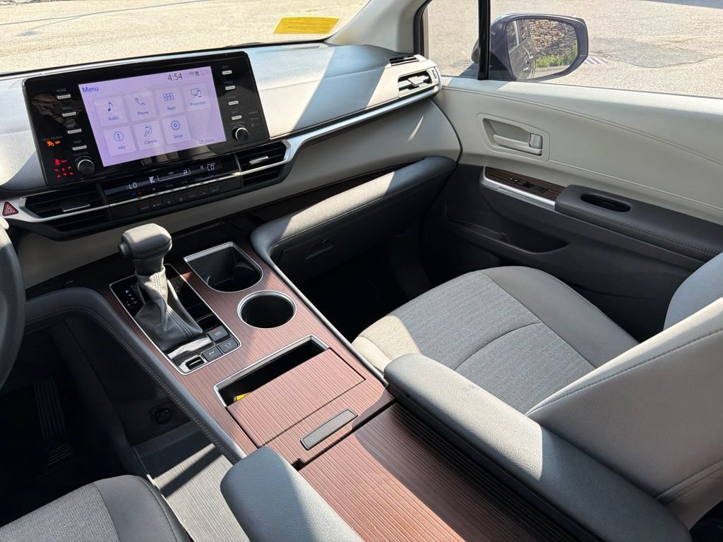 Used 2024 Toyota Sienna LE w/ LE Plus Package FWD image 27