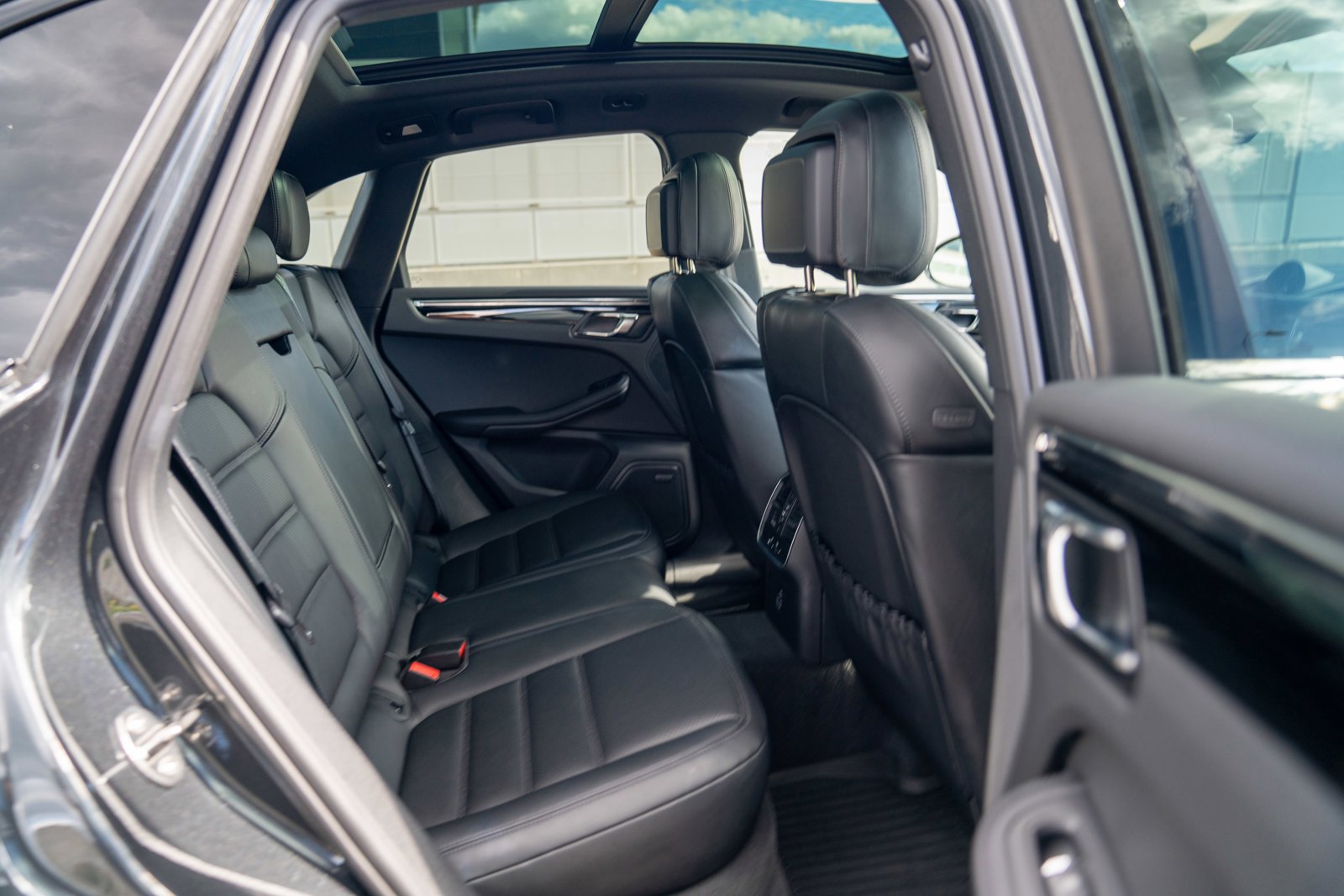 Certified 2026 Porsche Macan AWD/4WD image 24