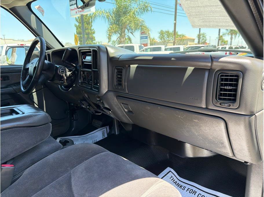 Used 2005 GMC Sierra 3500 SLE w/ Heavy-Duty Power Package RWD image 17