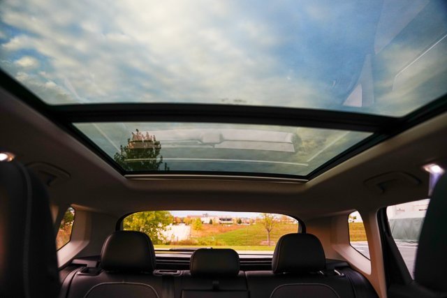 Certified 2025 Volkswagen Taos SE w/ Panoramic Sunroof Package image 36