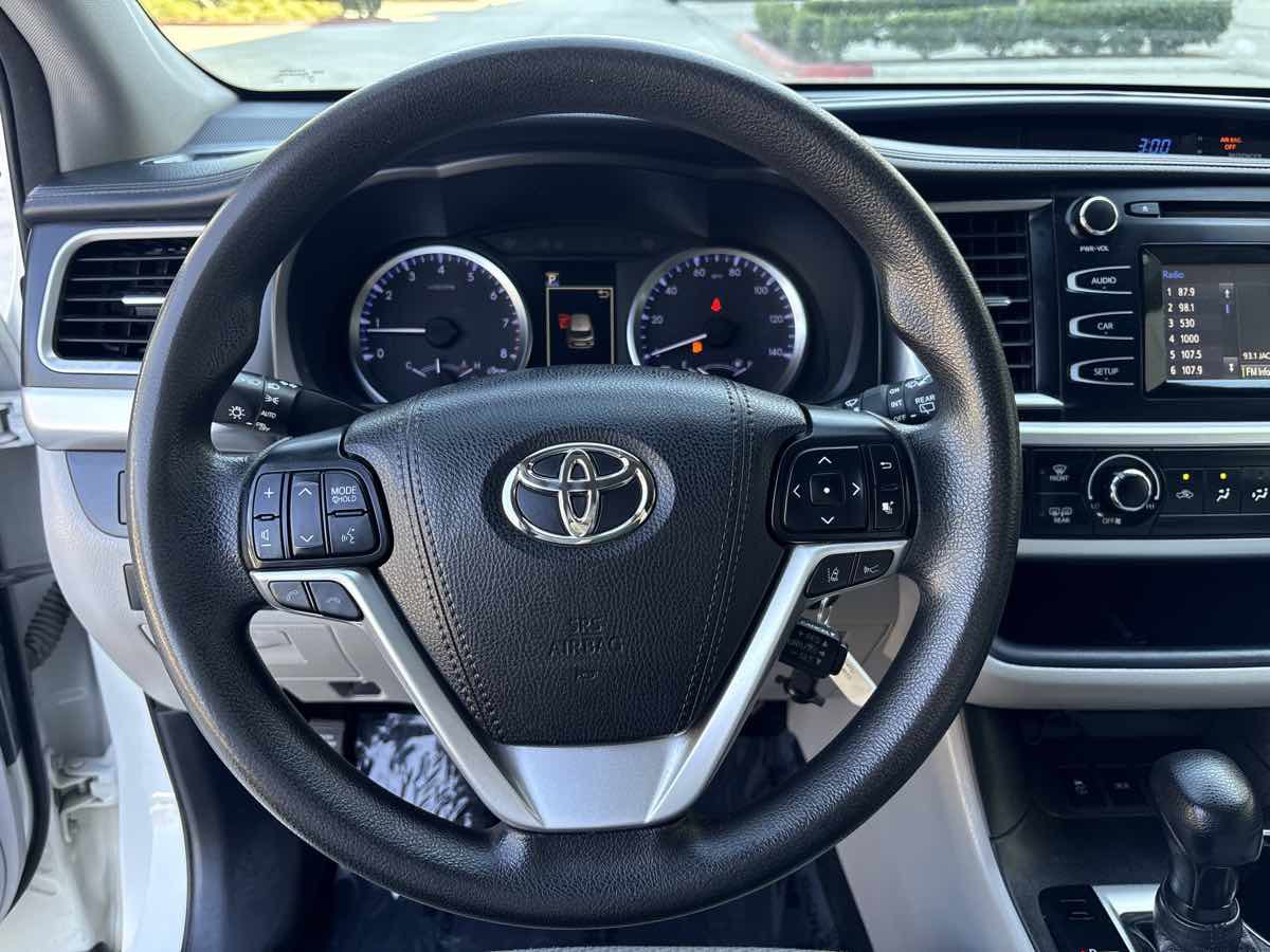 Used 2018 Toyota Highlander LE image 25