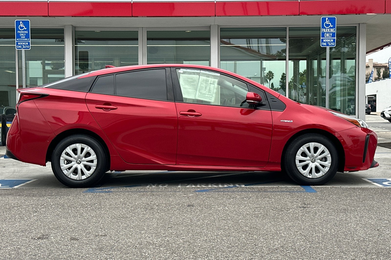 Used 2019 Toyota Prius LE w/ Carpet Mat Package FWD image 3