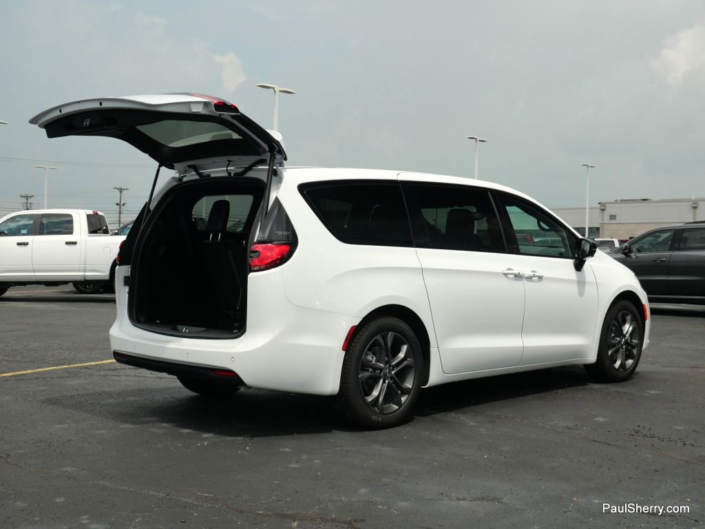 New 2026 Chrysler Pacifica Select image 17