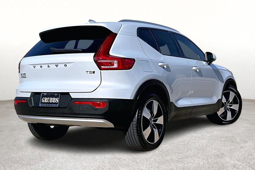 Used 2021 Volvo XC40 T5 Momentum w/ Premium Package image 2