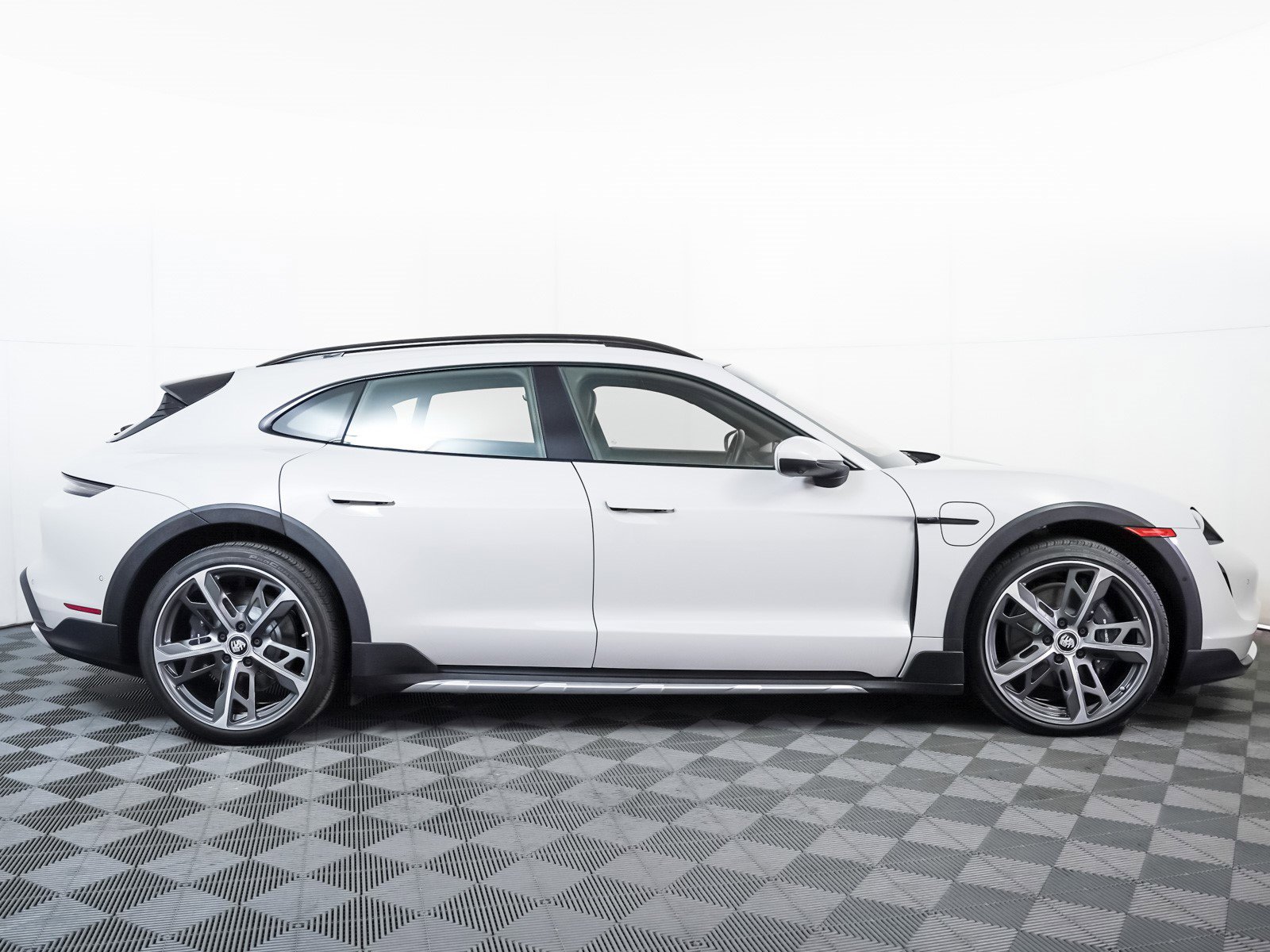 Used 2024 Porsche Taycan 4 Cross Turismo w/ Premium Package image 9