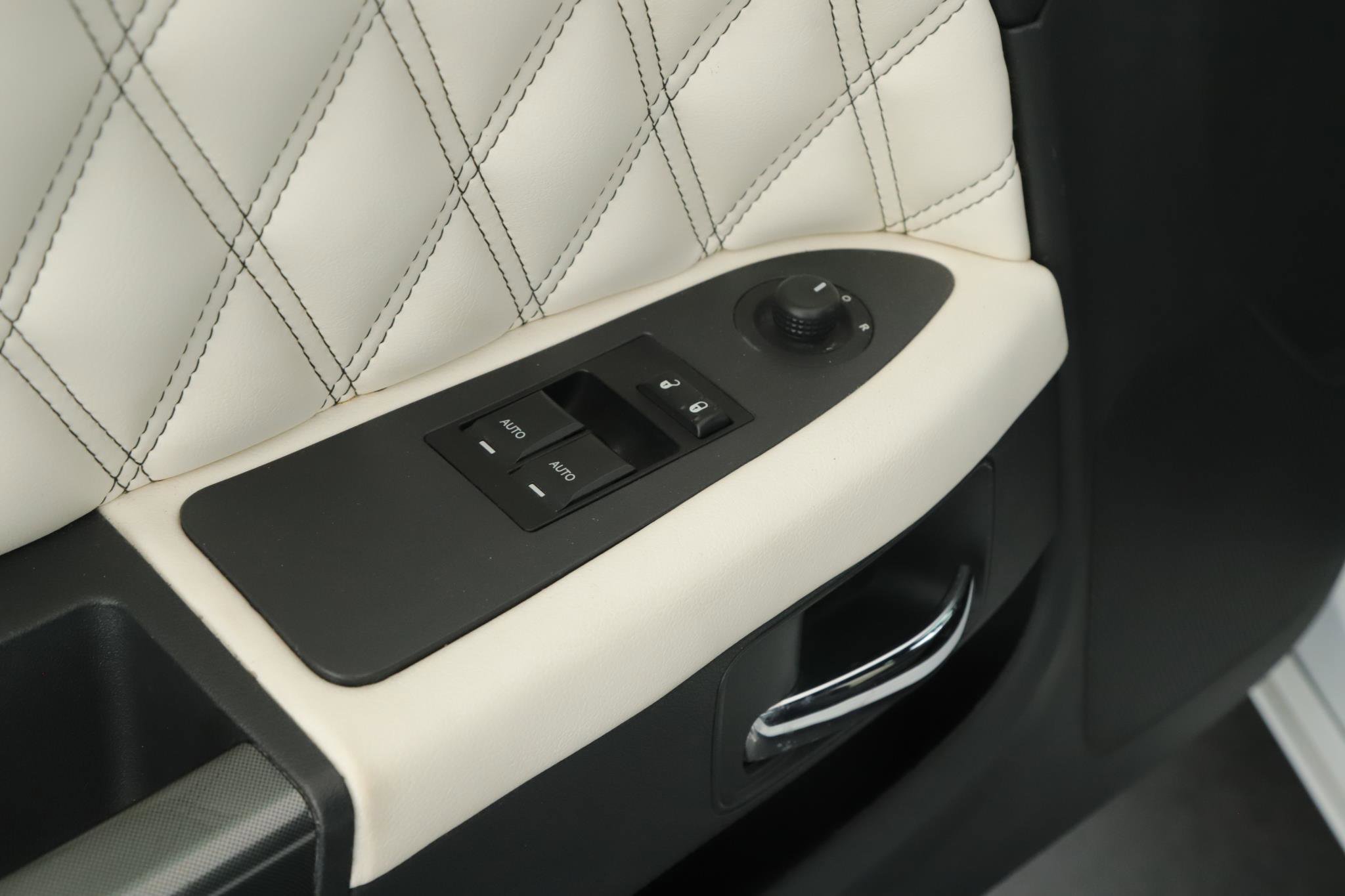 Used 2010 Dodge Challenger R/T image 5