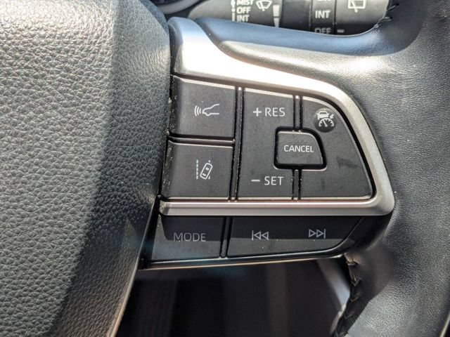 Used 2022 Toyota Highlander XLE FWD image 21