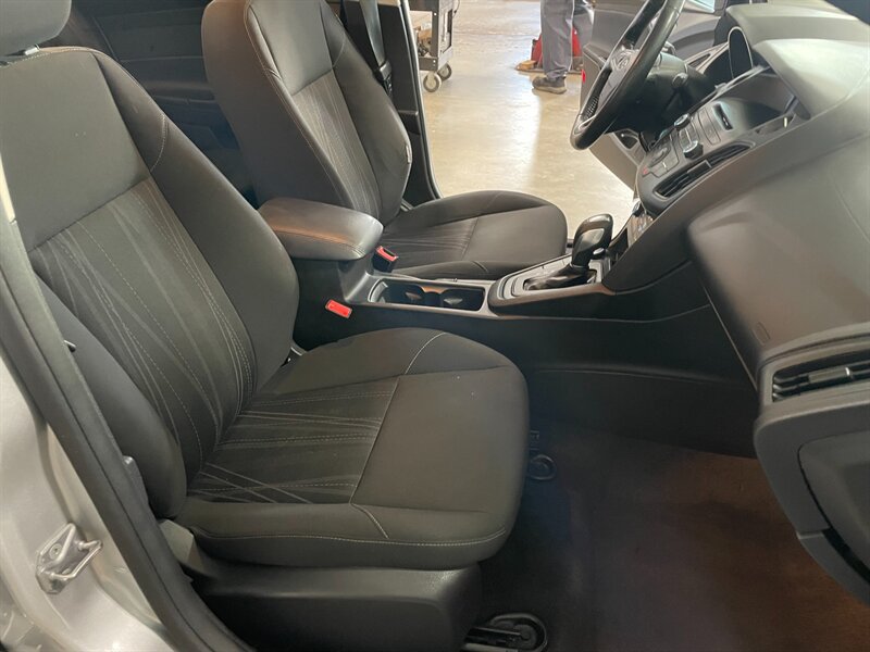 Used 2016 Ford Focus SE w/ SE Cold Weather Package FWD image 19