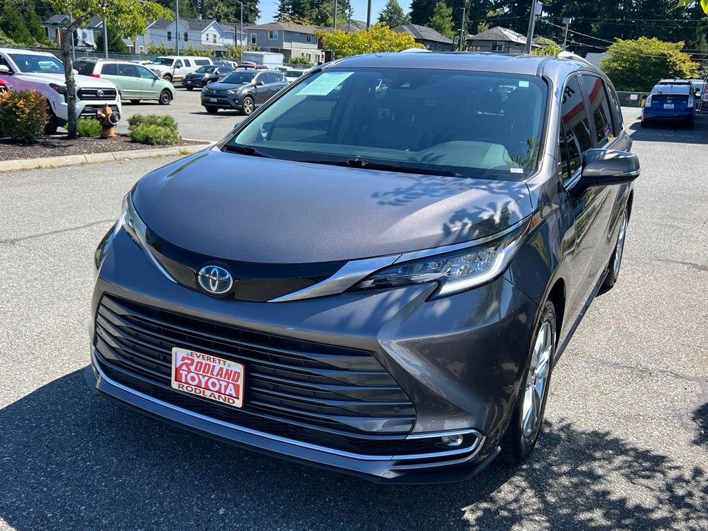 Certified 2022 Toyota Sienna Limited AWD/4WD image 4
