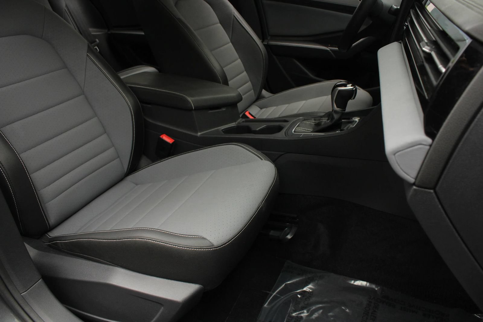 Used 2025 Volkswagen Jetta SE FWD image 27