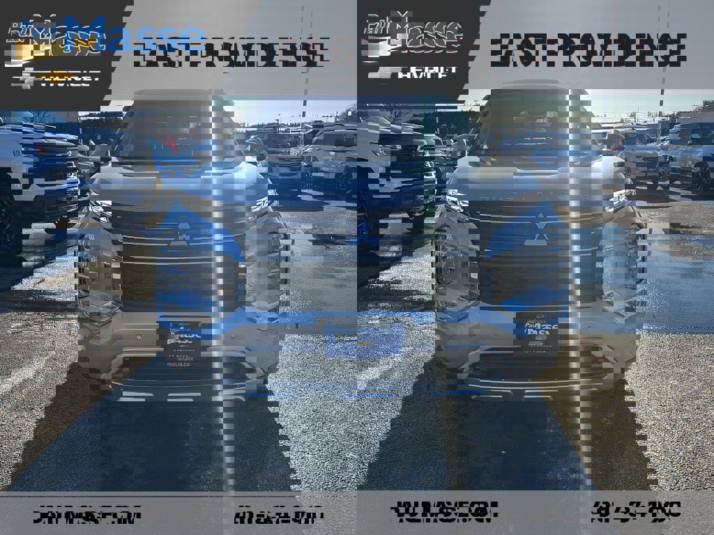 Used 2023 Mitsubishi Outlander SE image 2