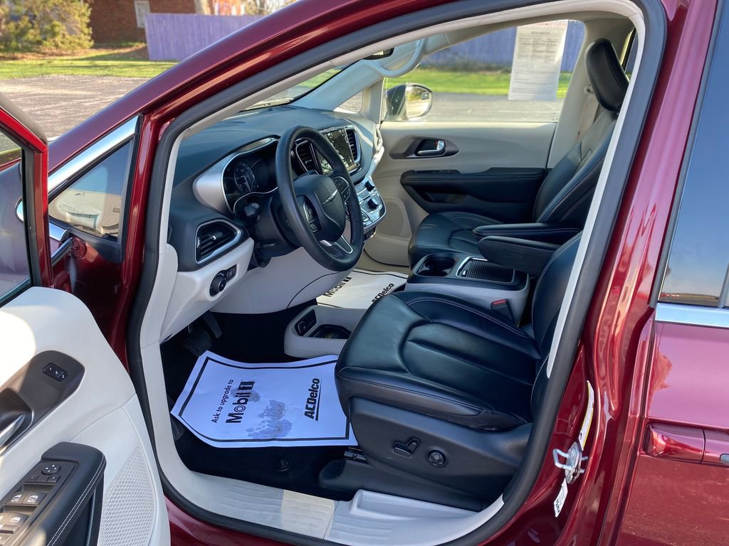 Used 2023 Chrysler Pacifica Touring-L image 22