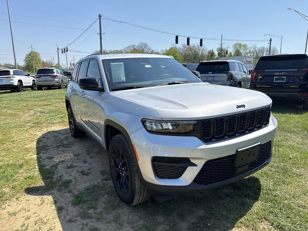 Used 2025 Jeep Grand Cherokee Altitude AWD/4WD image 15