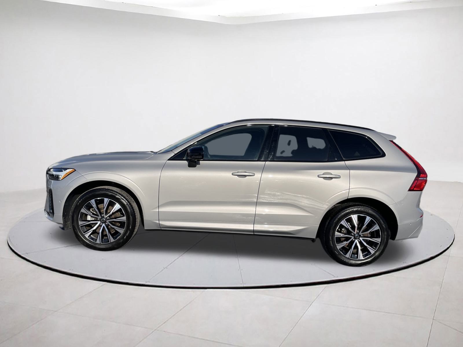 Used 2025 Volvo XC60 B5 Plus image 4