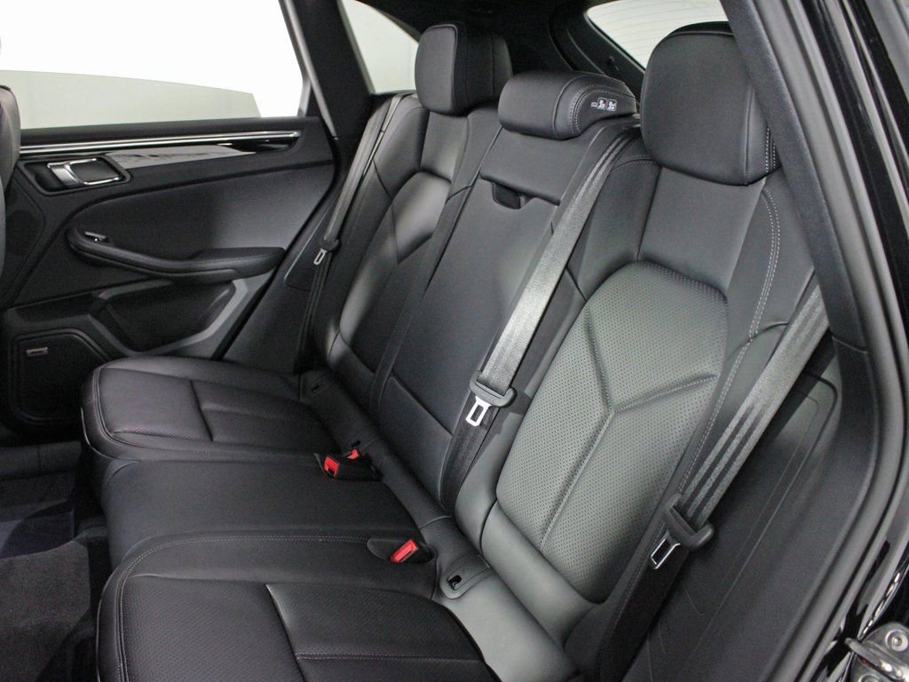 Certified 2025 Porsche Macan image 33