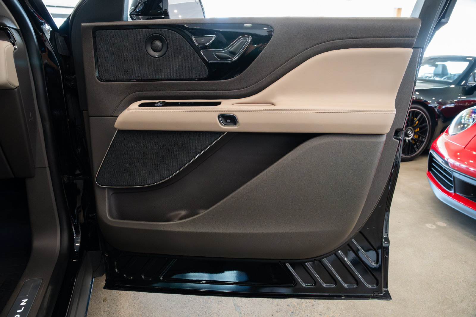 Used 2022 Lincoln Aviator Reserve RWD image 25
