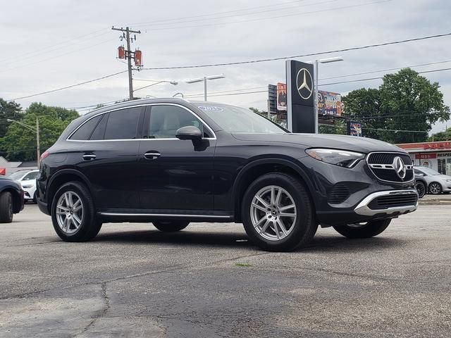 Used 2025 Mercedes-Benz GLC 300 4MATIC image 4