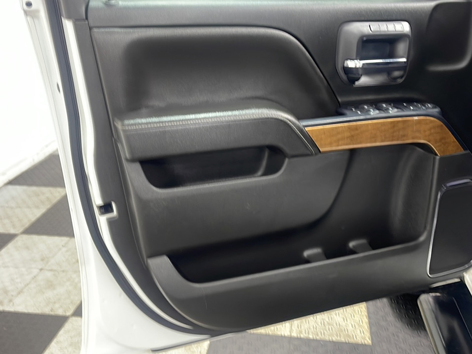 Used 2018 Chevrolet Silverado 1500 LTZ AWD/4WD image 12