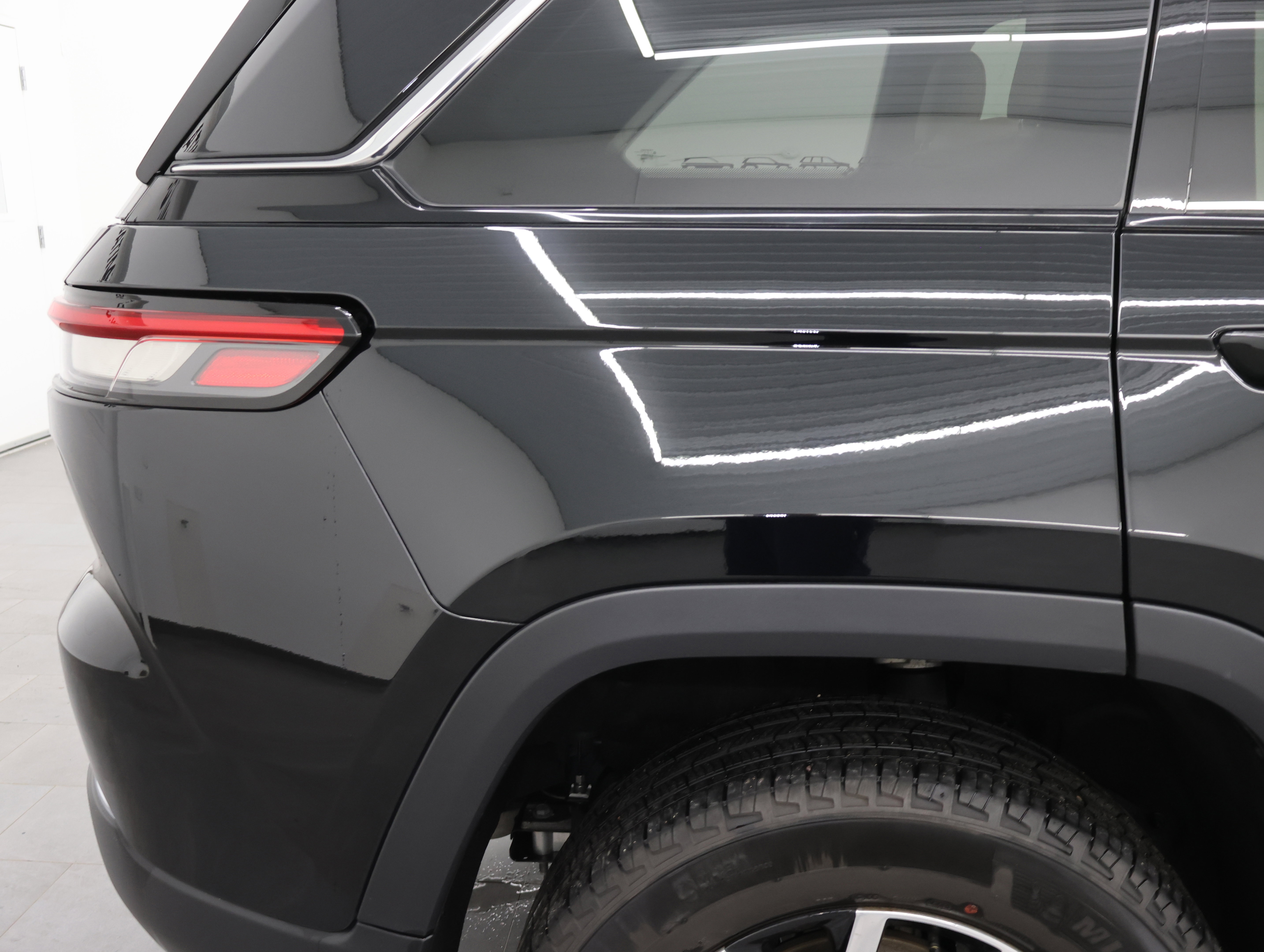 Used 2023 Jeep Grand Cherokee Limited image 25