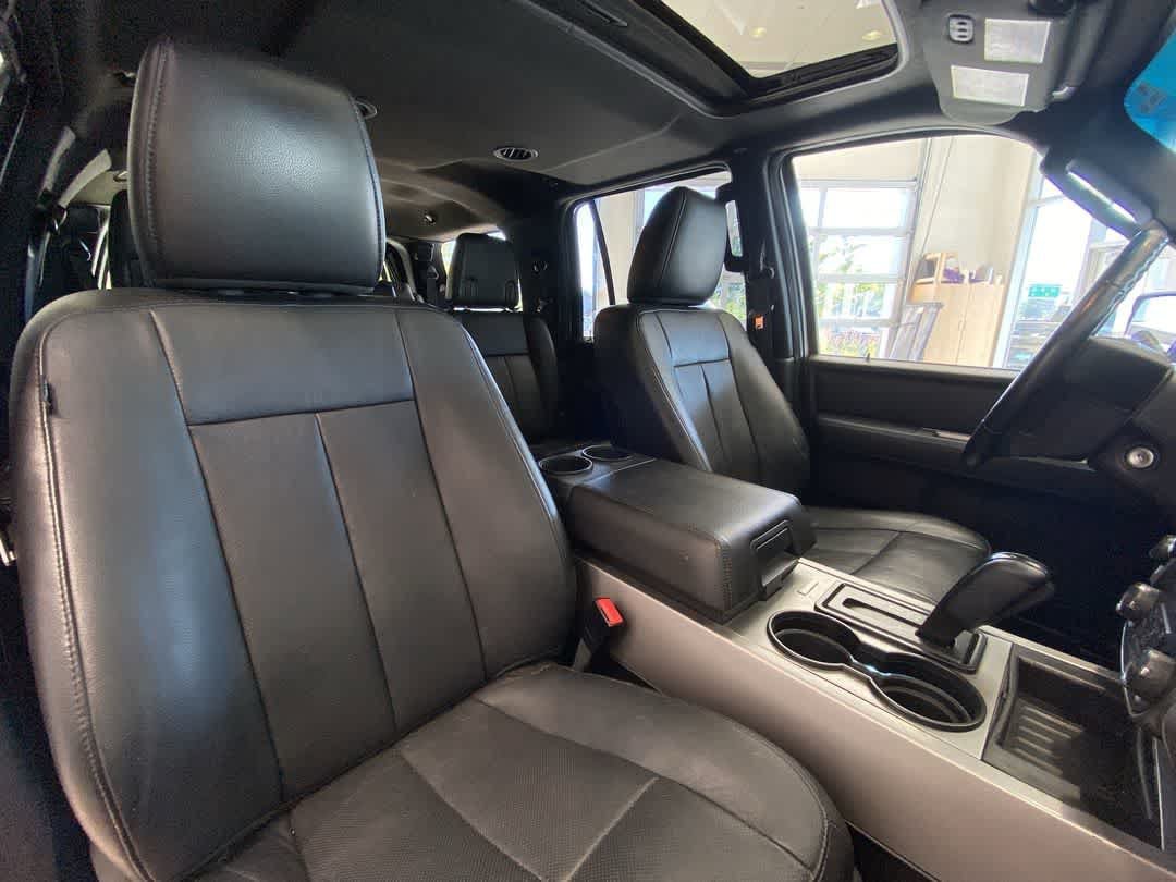 Used 2017 Ford Expedition XLT w/ Equipment Group 202A AWD/4WD image 29