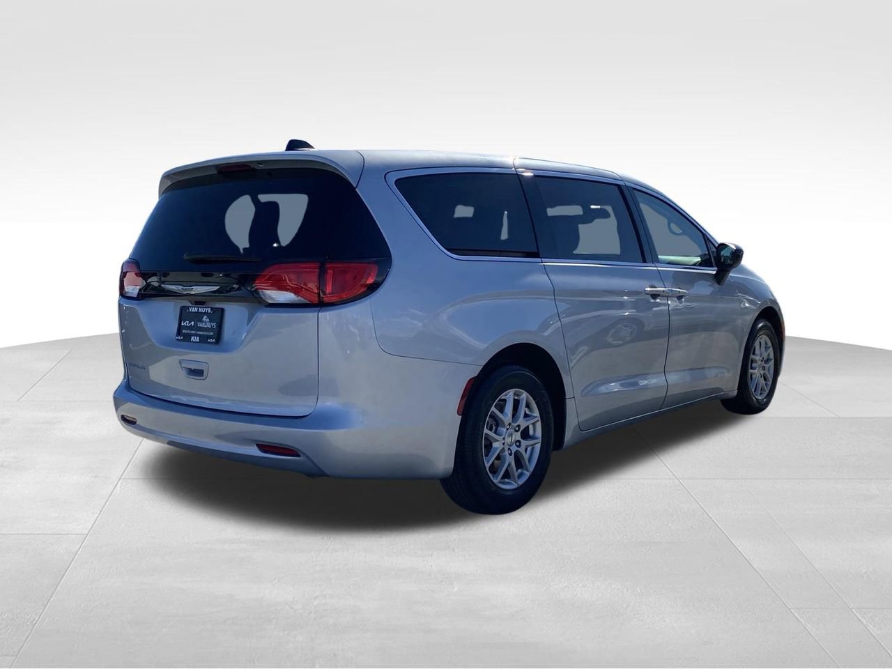 Used 2024 Chrysler Voyager LX FWD image 3