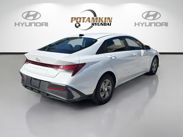 Certified 2024 Hyundai Elantra SE FWD image 5