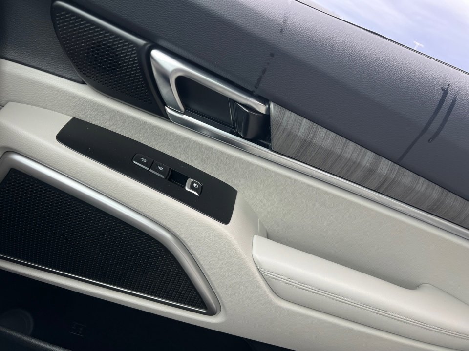 Used 2023 Kia Telluride EX w/ EX Captain's Chair Package image 32