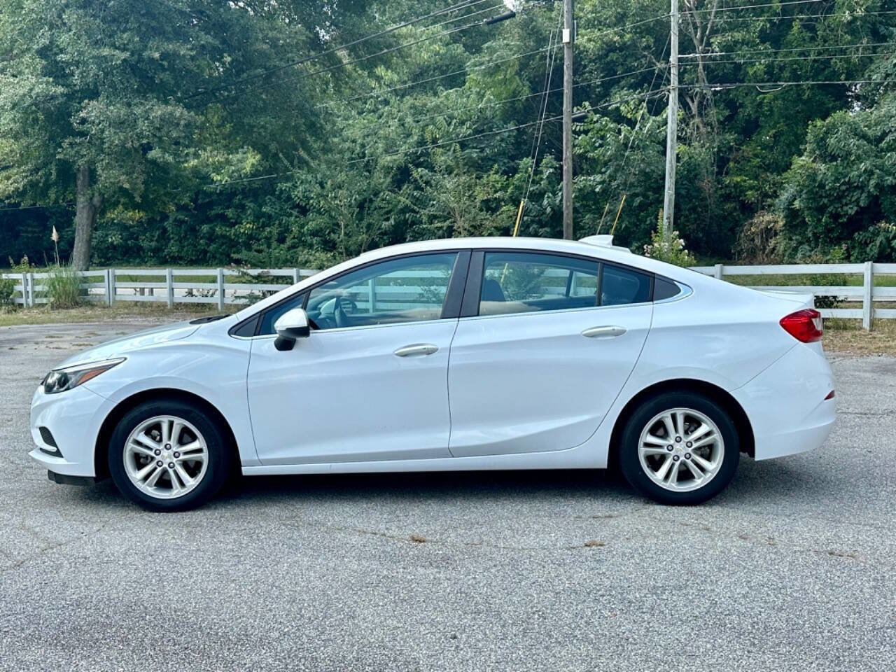 Used 2017 Chevrolet Cruze LT w/ Convenience Package FWD image 4