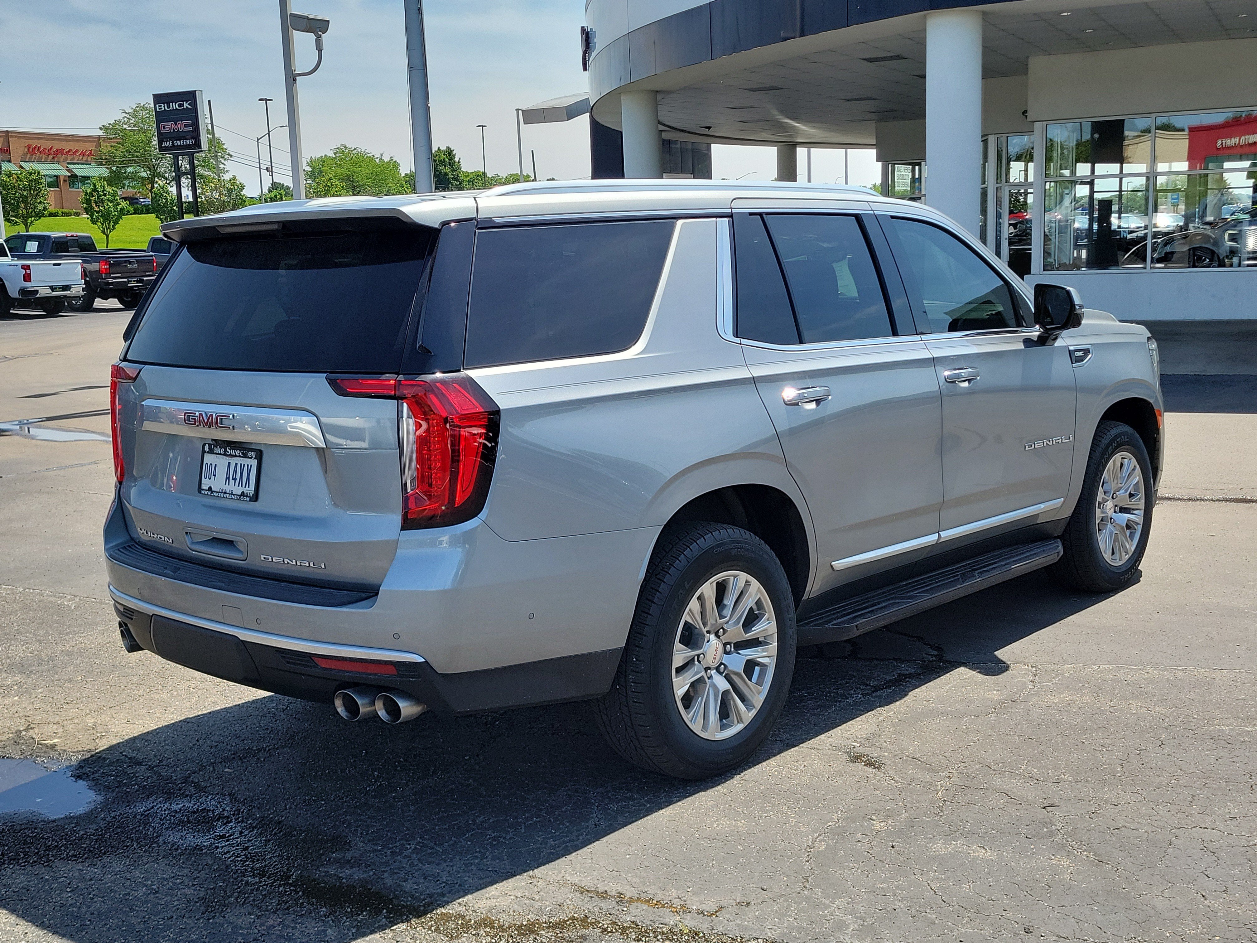 Used 2024 GMC Yukon Denali w/ Advanced Technology Package AWD/4WD image 4