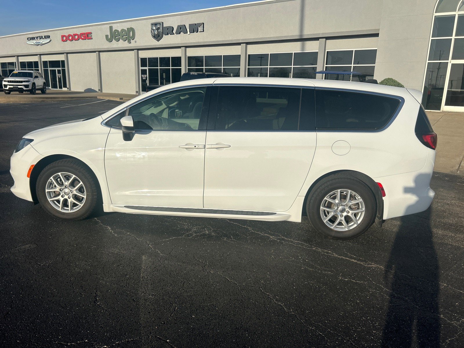 Used 2021 Chrysler Voyager LX image 9