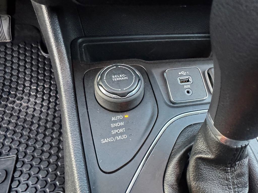 Used 2020 Jeep Cherokee Latitude w/ Cold Weather Group image 16